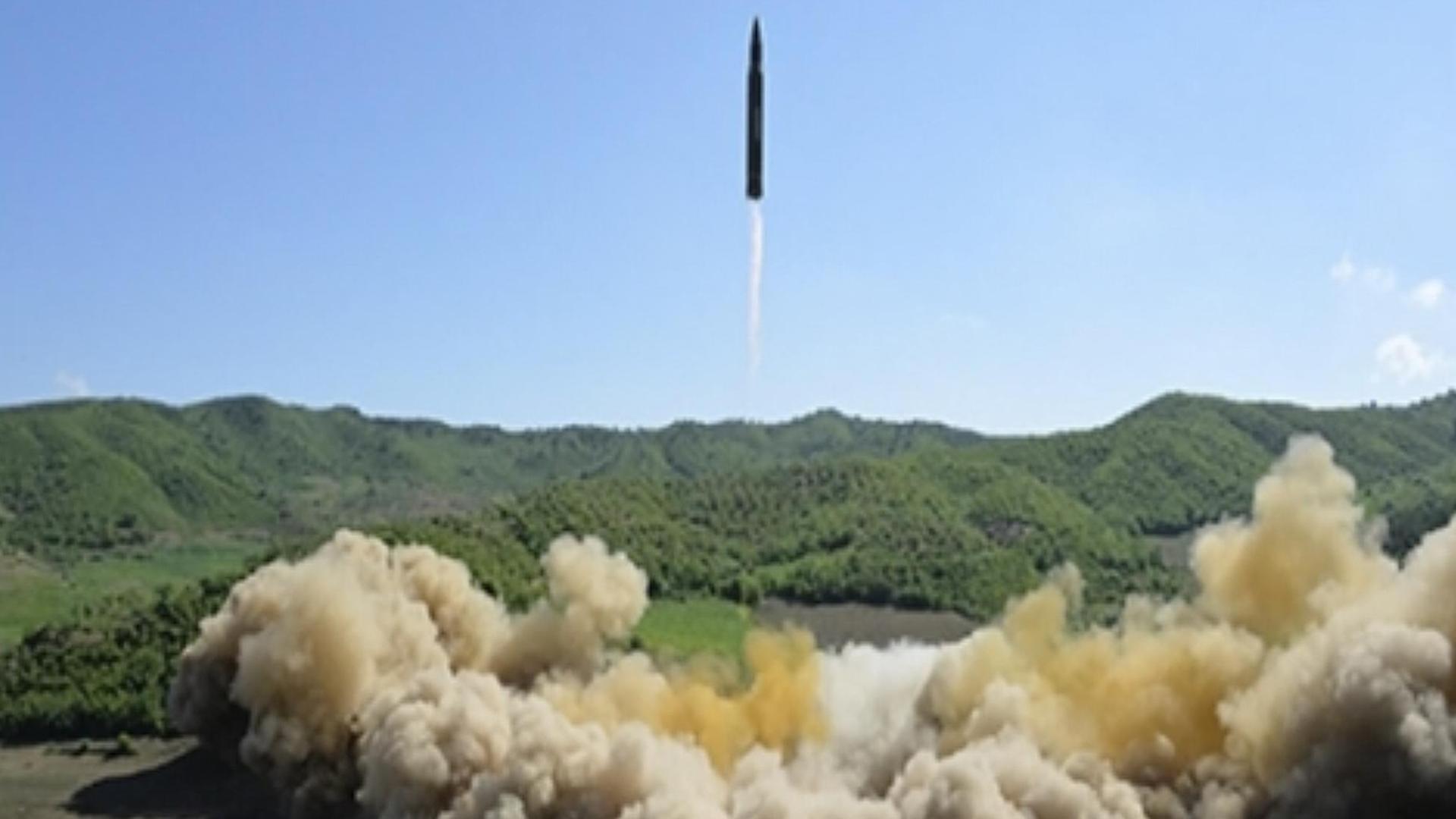 Dieses Bild wurde vom nordkoreanischen Fernsehen verbeitet und soll die getestete Rakete zeigen.