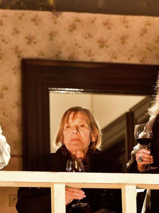 Isolde (Irm Hermann), Margarethe (Margit Carstensen) und Catharina (Hanna Schygulla) freuen sich gemeinsam mit Klara (Eva Mattes) an ihrem nächtlichen Feuerritual. Im Bodensee-Tatort "Wofür es sich zu leben lohnt".