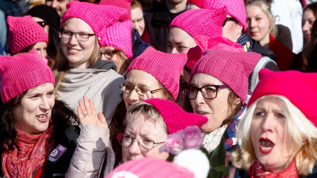 Frauen tragen am 11.03.20217 in Lübeck (Schleswig-Holstein) auf einem Women's March für Frauen- und Menschenrechte rosa Strickmützen, Pussy Hats, die zuerst von amerikanischen Frauen als Zeichen des Protests gegen das Frauenbild des amerikanischen Präsidenten Donald Trump eingesetzt wurden.