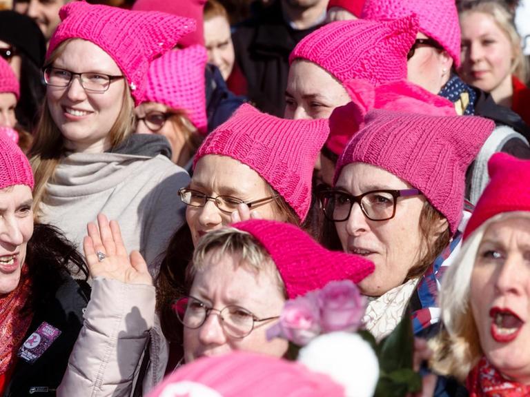 Frauen tragen am 11.03.20217 in Lübeck (Schleswig-Holstein) auf einem Women's March für Frauen- und Menschenrechte rosa Strickmützen, Pussy Hats, die zuerst von amerikanischen Frauen als Zeichen des Protests gegen das Frauenbild des amerikanischen Präsidenten Donald Trump eingesetzt wurden.