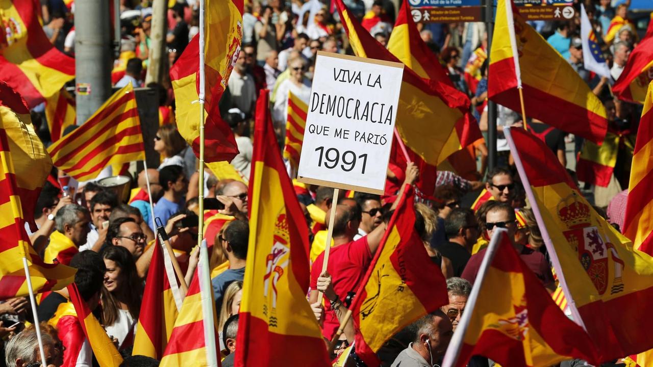 In den letzten Tagen hatten sich auch die Gegner der Unabhängigkeit Kataloniens von Spanien zu Tausenden auf die Straße begeben. 