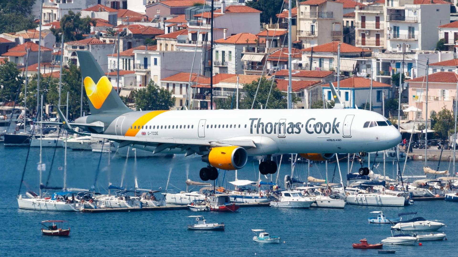 Ein Airbus von Thomas Cook im Anflug auf dem Flughafen Skiathos in Griechenland.