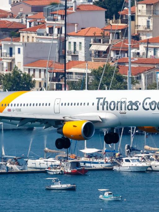 Ein Airbus von Thomas Cook im Anflug auf dem Flughafen Skiathos in Griechenland.
