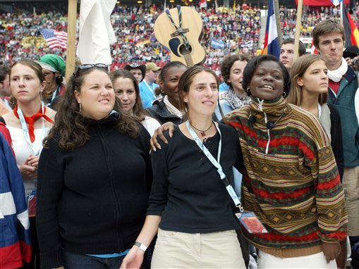 Jugendliche aus aller Welt nehmen im Rheinenergie Stadion in Köln an der Eröffnungsfeier zum Weltjugendtag teil.