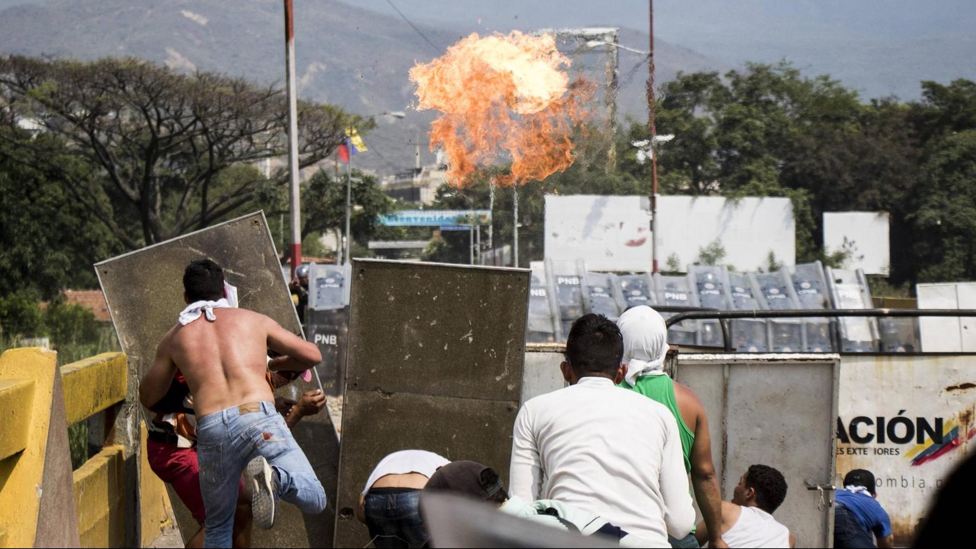 Demonstranten schmeißen Steine an der Francisco de Paula Santander-Brücke, die an der Grenze zwischen Venezuela und Kolumbien