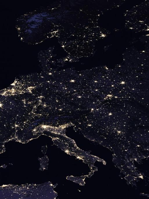 Eine Satellitenaufnahme von Europa bei Nacht - deutlich zu erkennen sind die hell erleuchteten Großstädte, die eine Art Lichtpunkte-Netzwerk bilden.