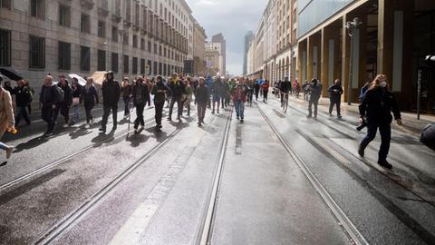 Teilnehmer einer Demonstration gegen die Corona-Maßnahmen laufen auf der Leipziger Straße.