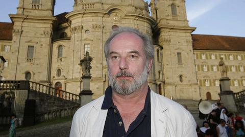 Der Autor Thomas Hürlimann steht am 19.06.2007 vor dem Kloster Einsiedeln (Schweiz).