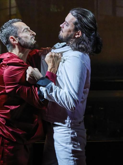 Leporello packt Don Giovanni am Kragen und sieht ihn bedrohlich an.