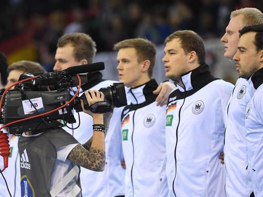 Handball WM Männer: Weißrussland - Deutschland, Vorrunde, Gruppe C, 4. Spieltag am 18.01.2017 in Rouen, Frankreich. Eine Kamerafrau filmt das deutsche Team während der Nationalhymne. beIN Sports besitzt die internationalen Übertragungsrechte für die Weltmeisterschaften von 2015 bis 2017. Weder ARD und ZDF noch andere deutsche Sender hatten sich mit beIN Sports vor der WM einigen können, weshalb Spiele von dem Turnier in Deutschland nur im Internet-Stream des Sponsors DKB zu sehen sind.