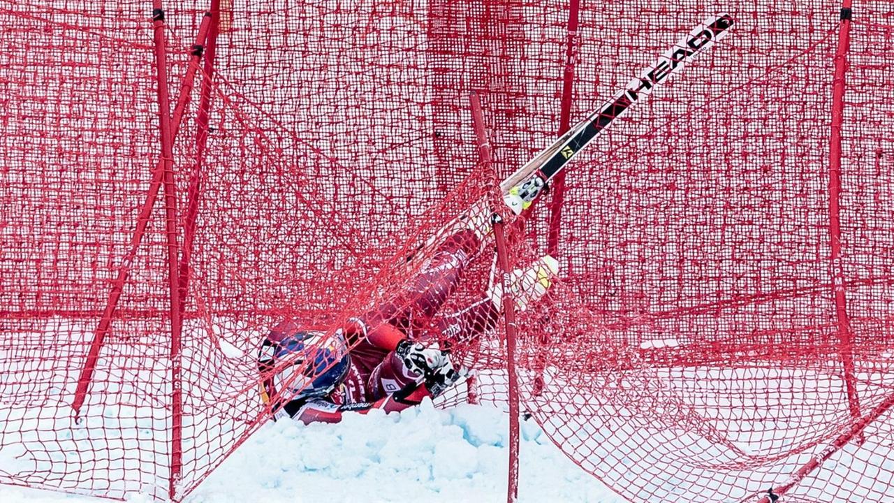 Der Norweger Aksel Lund Svindal nach seinem Sturz auf der Streif in Kitzbühel im Fangnetz
