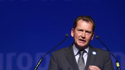 Der Vorsitzende der ALDE-Fraktion im Europäischen Parlament, Graham Watson, vor blauem Hintergrund