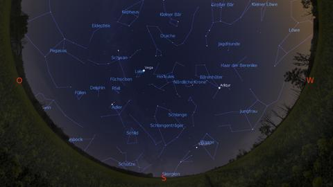 Der Anblick des Sternenhimmels Mitte Juli gegen 23 Uhr