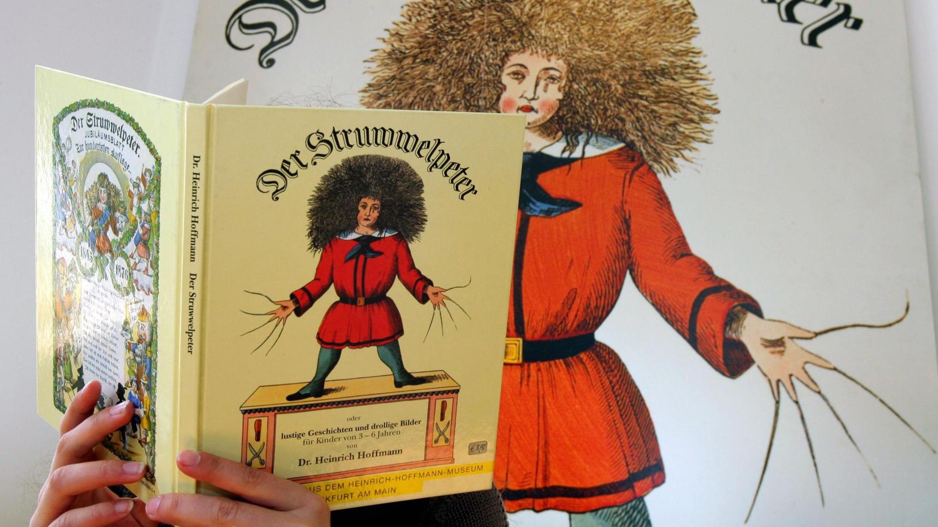Eine Besucherin des neuen Struwwelpeter-Museums in Frankfurt blättert in einem Struwwelpeter-Buch.