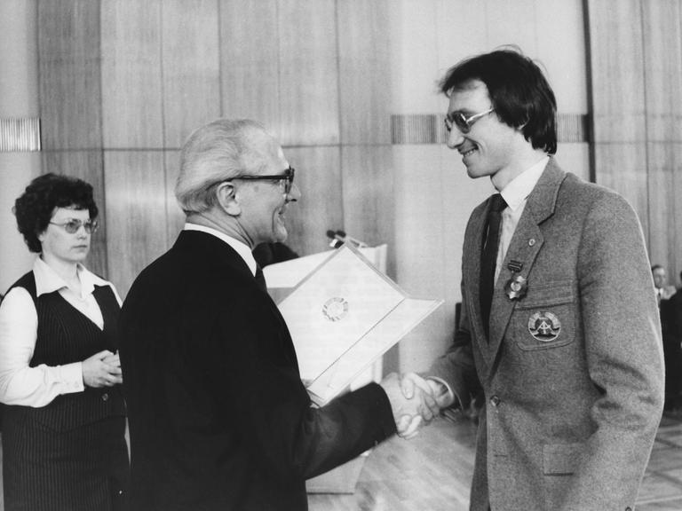 Erich Honecker, der Staatsratsvorsitzende der DDR, zeichnet im April 1980 den DDR-Eiskunstläufer und WM-Sieger Jan Hoffmann mit dem Vaterländischen Verdienstorden in Gold aus.