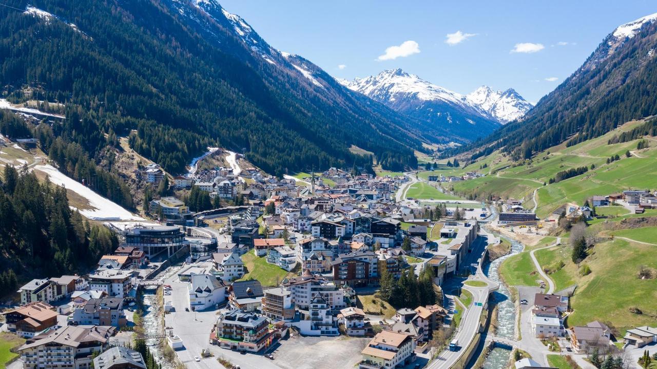  Eine Luftaufnahme vom Tiroler Skiort Ischgl. 