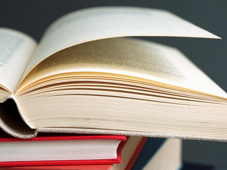 Bücher auf einem Bücherstapel.