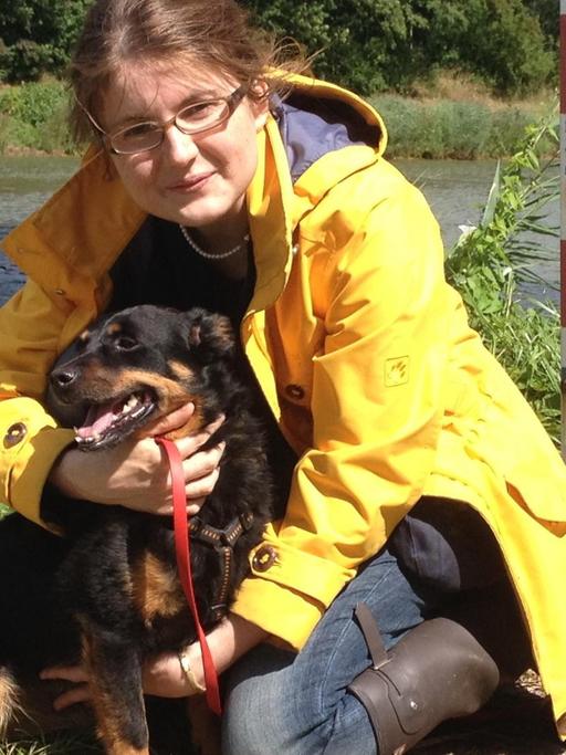Die junge Pfarrerin Katrin Berger mit ihrem Hund Perla