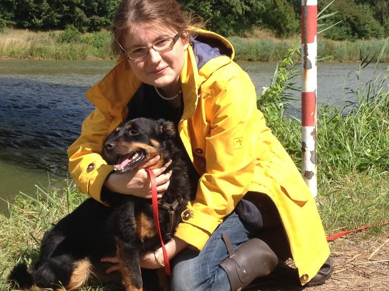 Die junge Pfarrerin Katrin Berger mit ihrem Hund Perla