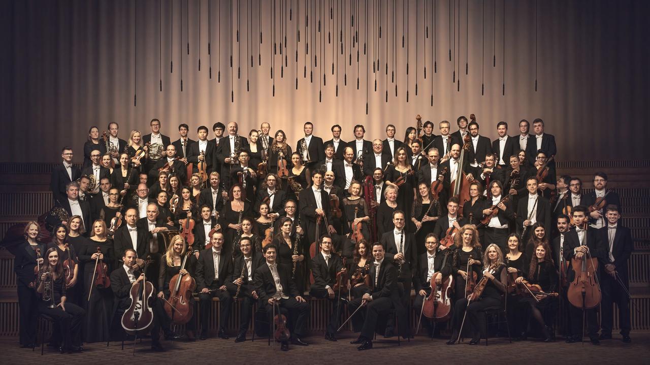 Das Rundfunk-Sinfonieorchester Berlin steht auf der Bühne unter einem Mikrophonenhimmel