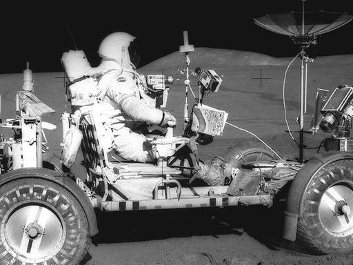 Astronaut David Scott unterwegs im Mondauto