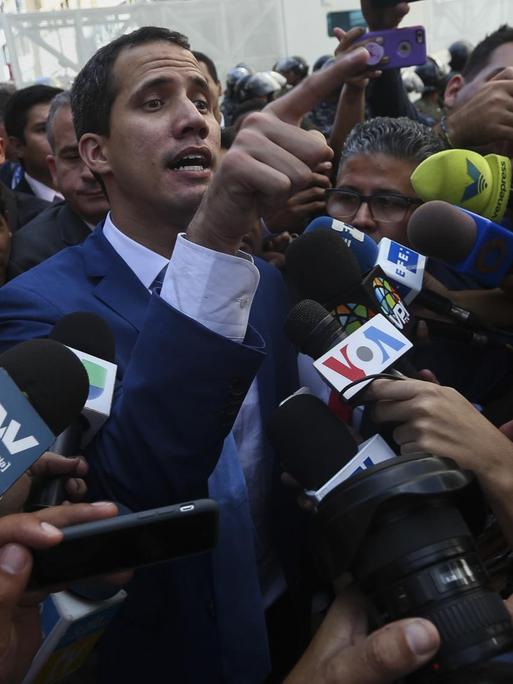 Der venezolanische Politiker Juan Guaido spricht zu Journalisten.