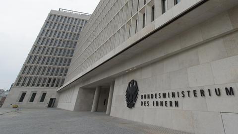 Das Gebäudes des Bundesinnenministeriums mit Schriftzug an der Fassade; schräg nach oben fotografiert.