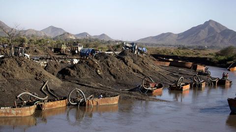 Illegaler Sandabbau 140 Kilometer nördlich von Mumbai. Mithilfe von Pumpen wird Sand vom Grund gewonnen.