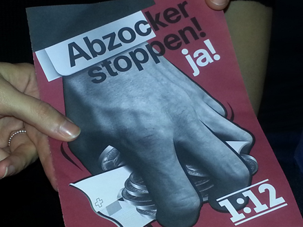 Ein Flyer mit der Aufschrift "Abzocker stoppen - Ja"
