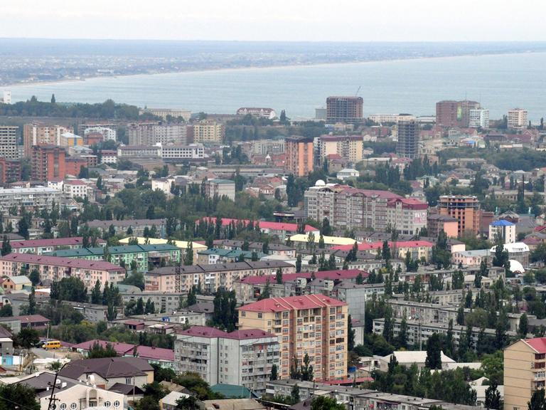 Blick auf Machatschkala - die Hauptstadt der russischen Nordkaukasus-Republik Dagestan.