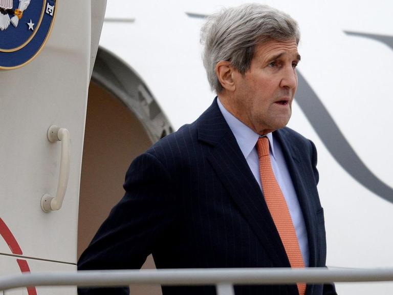 US-Außenminister John Kerry bei seiner Ankunft am Flughafen Wien/Österreich vor dem Beginn der internationalen Gespräche zum Syrien-Konflikt. Delegationen der USA, Russlands und der Türkei treffen auf Repräsentanten Saudi-Arabiens, angeführt von dessen Außenminister Adel Al-Jubeir.