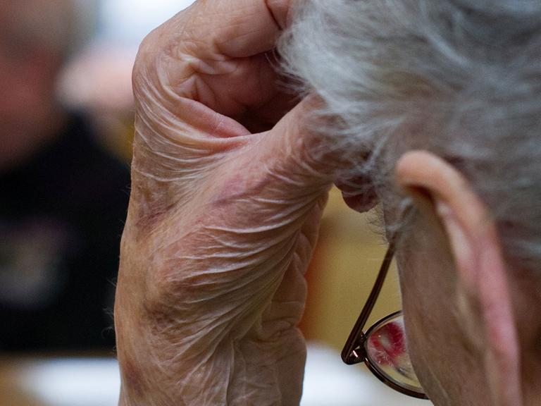 Eine alte und demenzkranke Frau in einem Pflegeheim in Brandenburg.