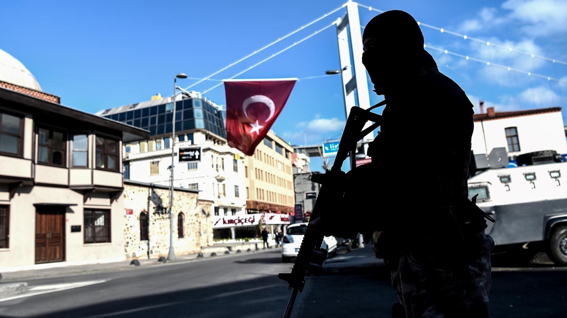 Ein Mitglied einer türkischen Spezialeinheit steht in der Nähe des Nachtclubs Reina Wache, einen Tag nach dem Anschlag mit mindestens 39 Todesopfern.