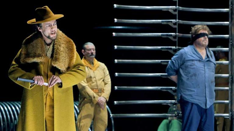Szenenbild aus "Tristan und Isolde" unter der Regie von Katharina Wagner bei den Bayreuther Festspielen 2016, 2. Aufzug: Georg Zeppenfeld (König Marke), Stephen Gould (Tristan), Statist