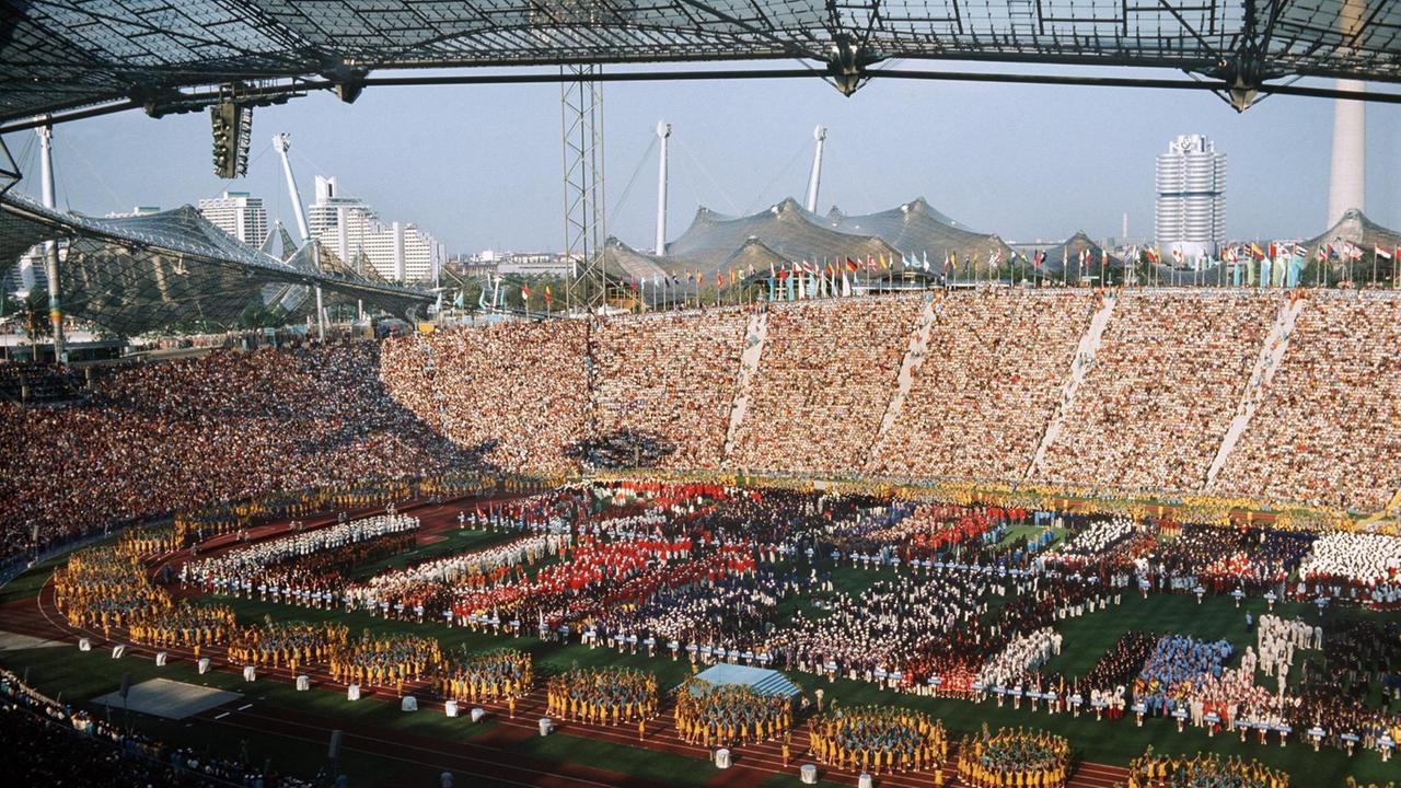 Folklore-Darbietung der Münchner Jugend: Blick über das Münchener Olympiastadion während der Eröffnungsfeier der Olympischen Sommerspiele.