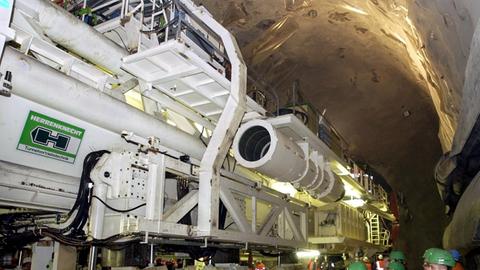 Mineure warten am 7.11.2002 im Gotthard-Basistunnel bei Bodio auf die Inbetriebnahme der 400 Meter langen und 3000 Tonnen schweren Tunnelfr