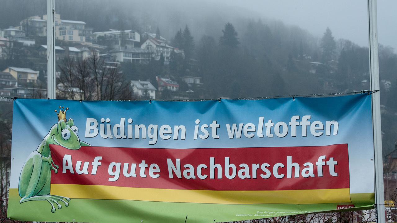 "Büdingen ist weltoffen - Auf gute Nachbarschaft" steht am 07.03.2016 in Büdingen in der Wetterau (Hessen) auf einem Transparent vor dem Rathaus. 