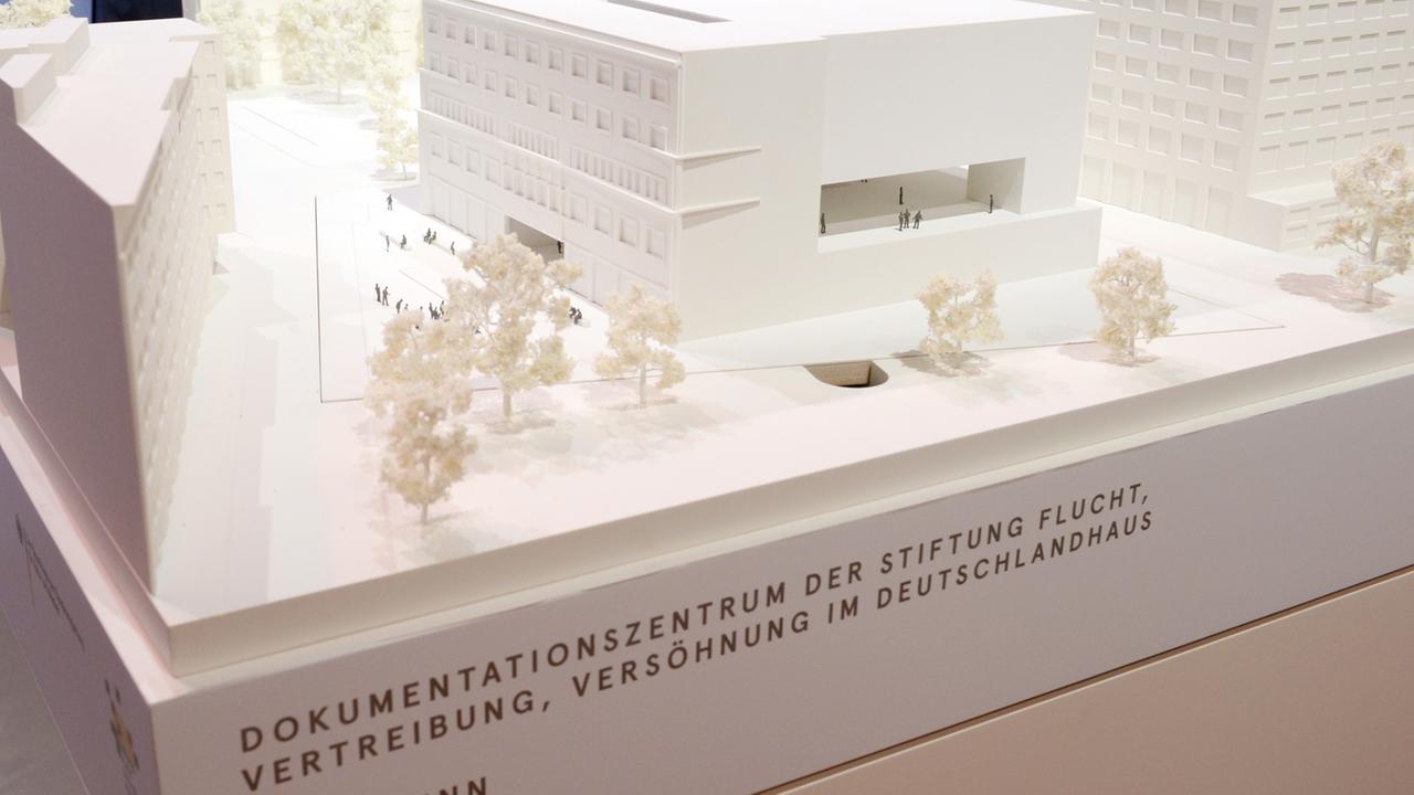 Modell des geplanten Dokumentationszentrums der Stiftung Flucht, Vertreibung, Versöhnung in Berlin