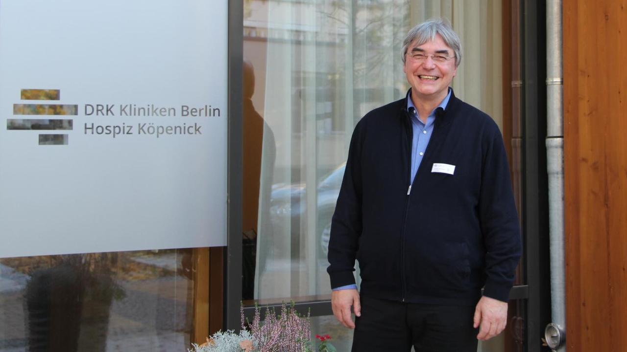 Porträt von Carsten Unbehaun vor dem Hospiz in Berlin-Köpenick.