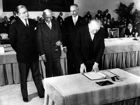 (v.l.) Robert Anthony Eden (Großbritannien), Robert Schuman (Frankreich), Dean Acheson (USA) und Bundeskanzler Konrad Adenauer unterzeichnen am 26.05.1952 im Bonner Ratssaal den Deutschlandvertrag.