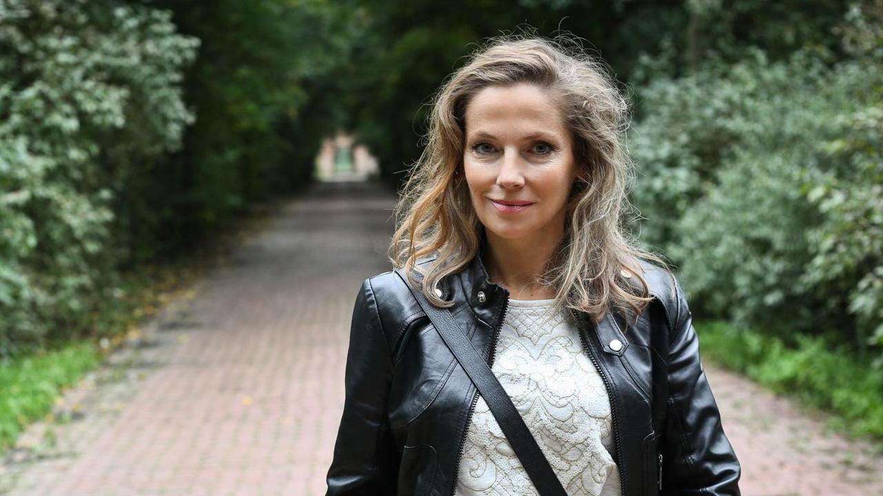 Joanna Bator steht in einem Park in Warschau.
