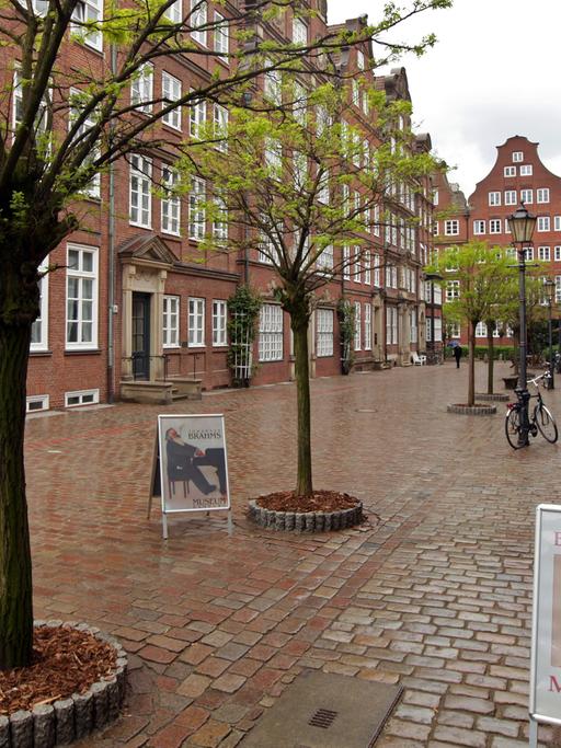 Die Peterstraße in Hamburg mit rekonstruierten barocken Backsteinhäusern soll eine Komponistenmeile werden. Immerhin haben hier Brahms, Mendelssohn-Bartholdy, Telemann, Bach, Mahler und Ligeti gewohnt bzw. gewirkt.