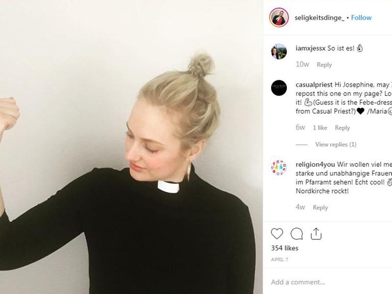 Instagram-Post von Josephine Teske (Seligkeitsdinge_): Sie trägt ihre Soutane und schaut auf ihren Bizeps.
