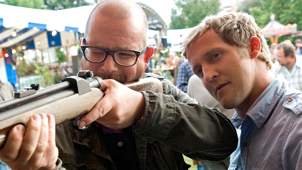 Tatort-Folge "Bittere Trauben": Kommissar Stephan Deininger (Gregor Weber) und Kollege Franz Kappl (Maximilian Brückner) schießen um die Wette