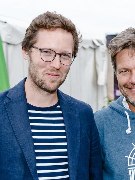 Robert Habeck (r, Bündnis 90/Die Grünen), Landwirtschaftsminister von Schleswig-Holstein, und sein Nachfolger Jan Philipp Albrecht. Schleswig-Holsteins Grüne verabschiedeten Habeck, der sein Amt zum Monatsende abgibt, um sich ganz auf seinen Posten als Bundesvorsitzender der Grünen in Berlin zu konzentrieren.