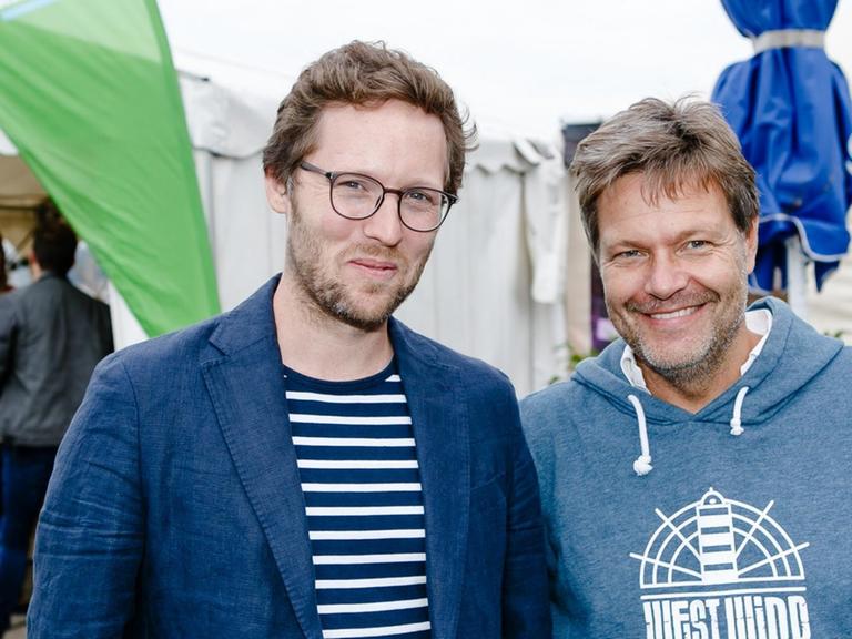Robert Habeck (r, Bündnis 90/Die Grünen), Landwirtschaftsminister von Schleswig-Holstein, und sein Nachfolger Jan Philipp Albrecht. Schleswig-Holsteins Grüne verabschiedeten Habeck, der sein Amt zum Monatsende abgibt, um sich ganz auf seinen Posten als Bundesvorsitzender der Grünen in Berlin zu konzentrieren.