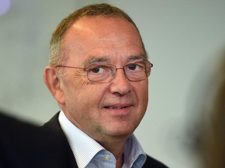 Der Finanzminister von Nordrhein-Westfalen, Norbert Walter-Borjans (SPD), bei einer Pressekonferenz am 05.08.2016 in Düsseldorf.