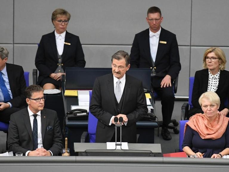 Der FDP-Abgeordnete Hermann Otto Solms leitet die konstituierenden Sitzung des 19. Deutschen Bundestages am 24.10.2017 im Plenarsaal im Reichstagsgebäude in Berlin.