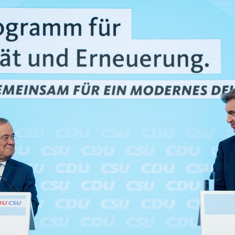 Armin Laschet, CDU-Kanzlerkandidat, CDU-Bundesvorsitzender und Ministerpräsident von Nordrhein-Westfalen, und Markus Söder, CSU-Vorsitzender und Ministerpräsident von Bayern, geben nach der Klausur der Spitzen von CDU und CSU eine Pressekonferenz zum gemeinsamen Wahlprogramm für die Bundestagswahl.