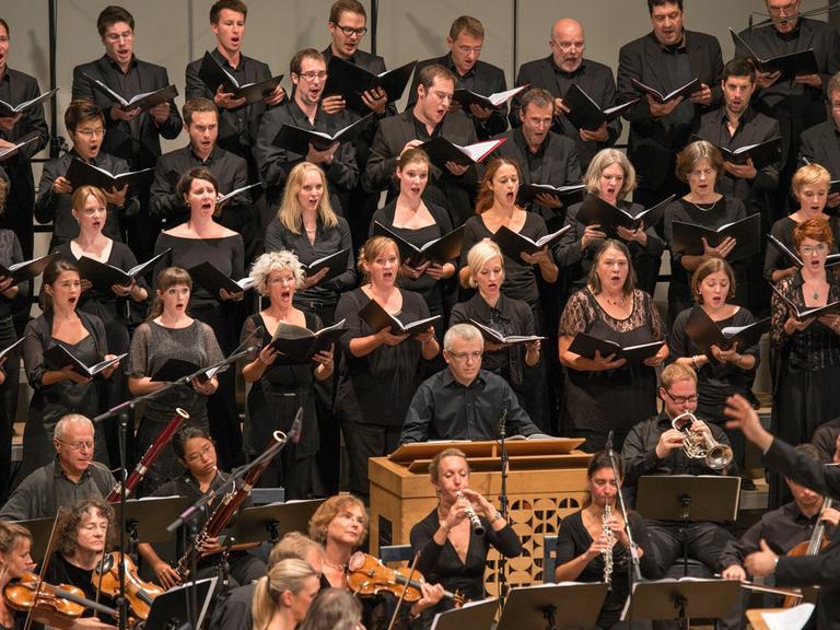 Die Sängerinnen und Sänger der Gächinger Kantorei und das Bach-Collegium Stuttgart in einem Konzert mit dem Dirigenten Hans-Christoph Rademann